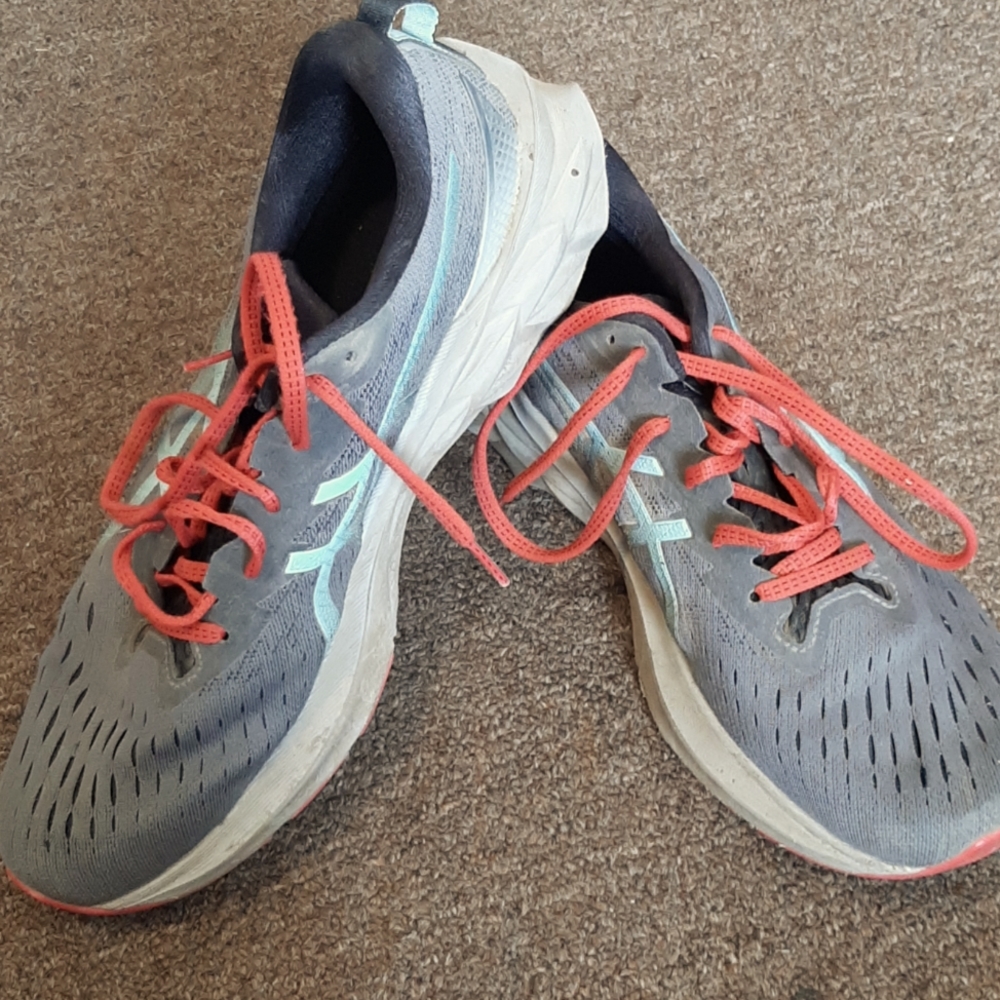 ASICS Novablast 2